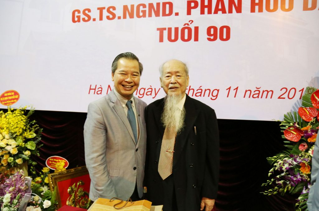 GS.TS Phạm Quang Minh chúc mừng GS.NGND Phan Hữu Dật