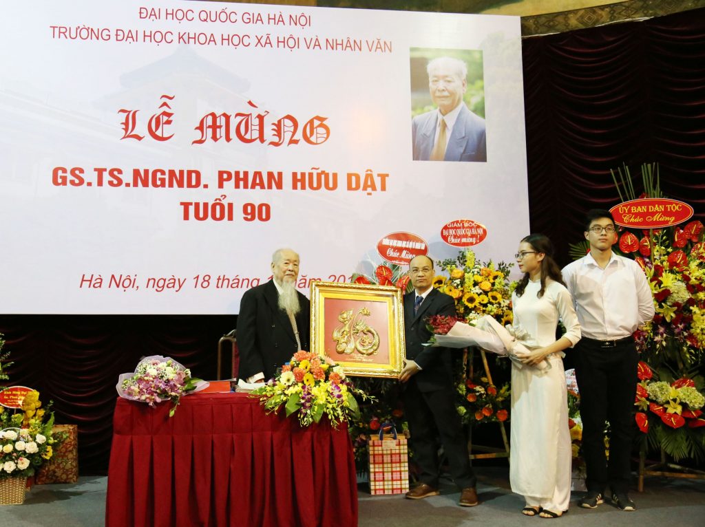 PGS.TS Nguyễn Văn Sửu - Trưởng khoa Nhân học chúc mừng GS.TS.NGND Phan Hữu Dật