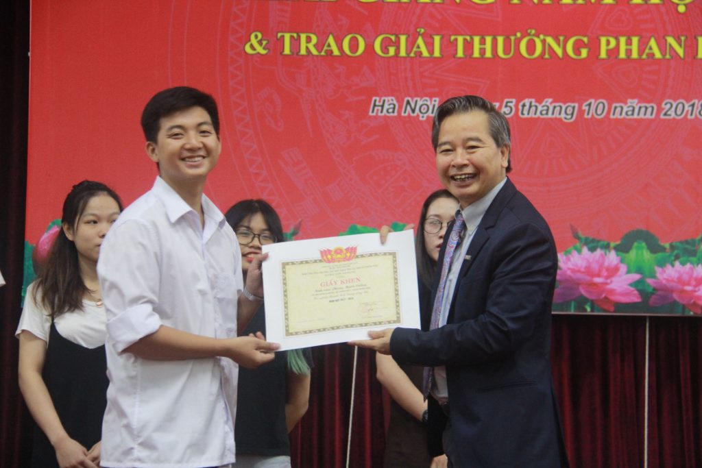 GS.TS Phạm Quang Minh (Hiệu trưởng Nhà trường) đã t00rao giải thưởng Phan Hữu Dật cho 10 bạn sinh viên có thành tích xuất sắc.